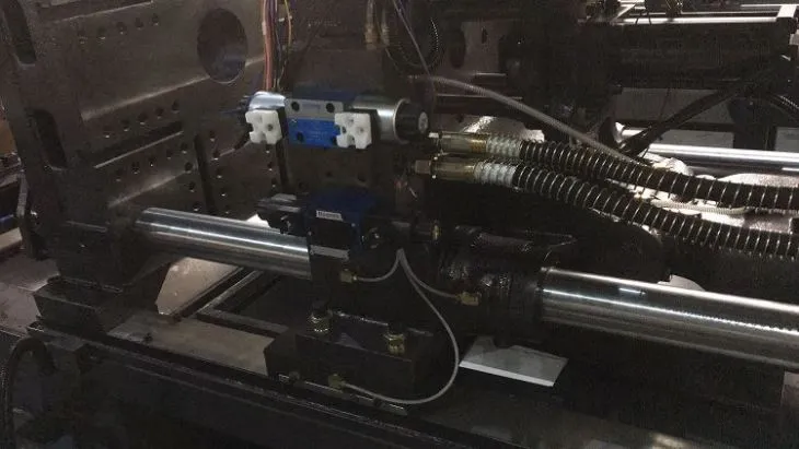 Plastic Injection Moulding Machine 2(001)